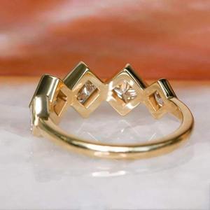 แหวนเพชรทรงเจ้าหญิงแบบมินิมอล ดีไซน์เรียบหรู ของขวัญสำหรับเธอ แหวนแต่งงาน แหวนหมั้น แหวนครบรอบแต่งงาน - Product Image 4