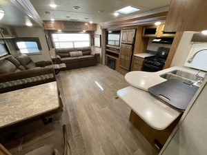 รถบ้านมือสองสภาพดีเยี่ยม ปี 2018 รุ่น Forest River Rockwood Ultra Lite 2906WS สำหรับขาย เหมาะสำหรับการตั้งแคมป์ - Product Image 6