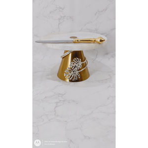 Présentoir à gâteau en métal doré et marbre avec base élégante en forme de feuille, parfait pour les mariages, les desserts et les occasions spéciales - Product Image 4