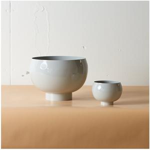 Jarrón de Metal Hecho a Mano al por Mayor, Modelo Theodore, Color Gris Niebla, Forma Redonda, Pedestal de Acero, Jarrones para Flores con Impresión Personalizada - Product Image 1