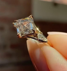 Anillo de Compromiso Clásico para Mujer, Oro Rosa de 18K, Corte Asscher con Diamante Lateral en Forma de Cometa, Diamante Cultivado en Laboratorio, Certificado IGI - Product Image 2