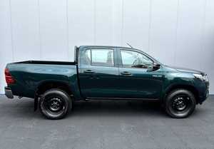 Toyota Hilux Pickup 4.5L Automatique 2021-2022 d'occasion avec sièges en cuir, toit ouvrant panoramique et caméra 360° – Prête à rouler - Product Image 4