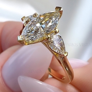 แหวนเพชรโมอิสและลูกแพร์10K/14K/18K ประดับเพชรแบบสามเม็ดทำจากหินอัญมณีงานหมั้นแบบปรับแต่งได้ - Product Image 1