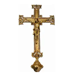 熱い販売ロイヤルブラスクロス教会の祭壇の手刻まれ、エンボス加工されたデザインの金属工芸品教会のための装飾的な聖なる祭壇
