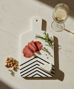 Planche à découper en marbre naturel pour une cuisine saine, offrant une surface propre pour couper les produits frais au quotidien - Product Image 4