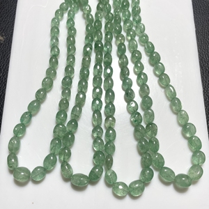 Cuentas de pepitas lisas de cuarzo de fresa verde Color Esmeralda ruso para joyería Cuentas de piedra Premium - Product Image 3