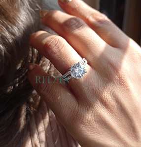 แหวนหมั้นเพชรโมอิสซาไนต์ทรงกลม 3.00 กะรัต ความใส VVS ตัวเรือนเงินแท้แบบแยกส่วน - Product Image 1