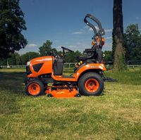 Tondeuse autoportée Kubota G261 avec moteur performant et hauteur de coupe réglable pour grandes pelouses
