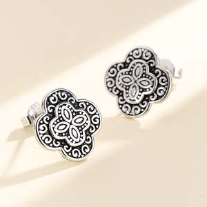 Orecchini a Perno Floreali in Argento Sterling Ossidato di Amy e Annette, Design Classico per Matrimoni, Feste o Regali - Product Image 2