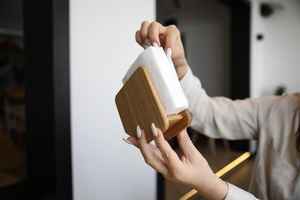 Elegante servilletero de madera con acabado liso, ideal para mesas de comedor, mantiene las servilletas organizadas y añade un encanto decorativo natural. - Product Image 3