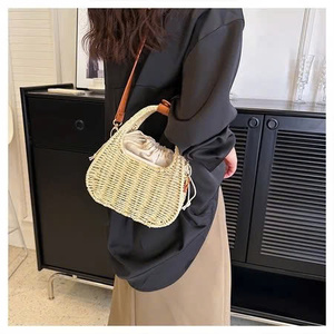 Bolso Bandolera Triangular de Paja con Forma de Gota de Agua, Hecho a Mano, Estilo Vintage Boho, con Cordón - Product Image 6