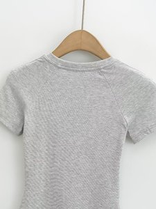 เสื้อยืดคอ V สำหรับผู้หญิงสีพื้นเสื้อยืดเอวลอยย้อมสี - Product Image 6