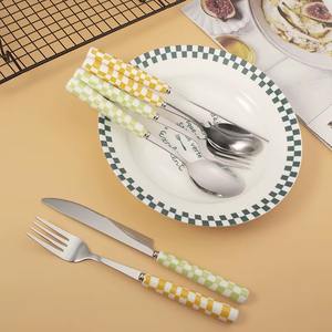 Ensemble de couverts en acier inoxydable avec poignée à motif à carreaux rouges, idéal pour les repas à la maison, les repas formels, les restaurants, les hôtels et l'usage quotidien, en provenance d'Inde - Product Image 5