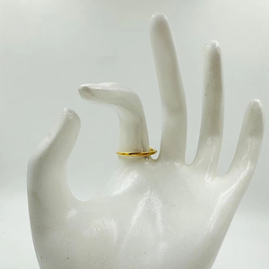 Anillo clásico de moda de Latón chapado en oro diseñado para un estilo moderno, asequible y de uso versátil - Product Image 1