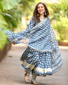 Bloque de mano estampado blanco y azul Anarkali Kurta con conjunto de pantalón Ropa Étnica de algodón acampanado para mujer traje indio exportación al por mayor - Product Image 3