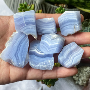 Vente en gros d'agate en dentelle bleue naturelle Cristal brut Dentelle bleue Pierre de guérison de grande taille pour la décoration - Product Image 1