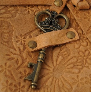 Diario de cuero tostado en relieve de mariposa 200 páginas blancas hecho a mano a pedido Estilo espiral regalo perfecto en caja envío 6 horas - Product Image 4