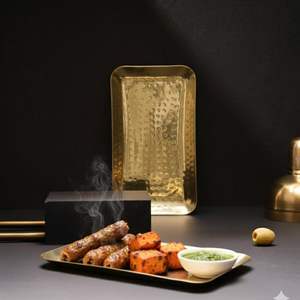 Bandeja de Metal Dorado Ecológica de Primera Calidad con Superficie Texturizada Martillada, Apta para Lavavajillas y Microondas, para Presentación de Comidas Elegantes - Product Image 1