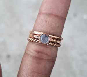 Juego de anillos de piedra lunar de cobre rústico Anillos apilables torcidos y martillados hechos a mano Estilo bohemio Juego de anillos de piedras preciosas de 3 piezas - Product Image 2