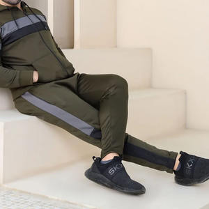 Conjunto Deportivo para Hombre en Color Verde Oliva con Rayas en Gris y Negro, Diseño Moderno, Corte Regular, Hecho de Algodón - Product Image 3