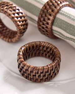 แหวนผ้าเช็ดปากหวายธรรมชาติหรูหราออกแบบมาเพื่อเพิ่มความอบอุ่นและเนื้อสัมผัสให้กับรูปแบบการตั้งค่าตารางใดๆ - Product Image 2