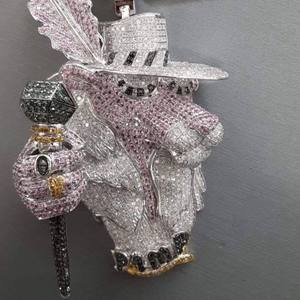 Colgante de Lujo Chapado en Oro con Diseño Personalizado de Personaje, Sombrero, Bastón y Diamantes de Moissanita Estilo Hip Hop, Joyería Urbana Premium - Product Image 1