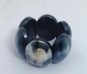 Bracelets en corne de buffle unicolore tendance Agate laquée naturelle écologique disponible en plusieurs styles colorés individuellement - Product Image 1