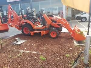 Tractor Kubota BX23S 2026 con Retroexcavadora, 4x4, Diésel, Transmisión Hidrostática, Cargador Frontal y Retroexcavadora - Product Image 1