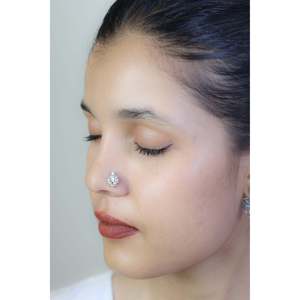 Swadeshi Pitara Bijou de piercing de nez pour femme en argent 925, fileté intérieurement, avec fleur en zircon sertie à griffes, style Nazakat, pour mariage - Product Image 3