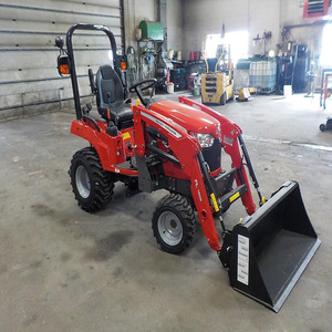 Tracteur compact 4x4 Massey Ferguson GC1725M avec chargeur frontal et pelle arrière, livraison rapide - Product Image 1