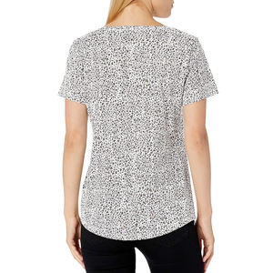 Camiseta minimalista para mujer con diseño limpio, tela elástica cómoda, ideal para mujeres a la moda y para uso diario. - Product Image 2