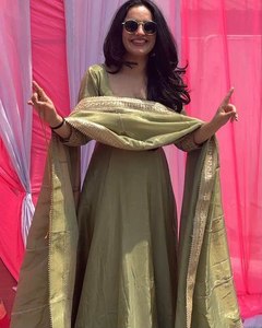 Ensemble de robes de créateur exquis avec des paillettes de soie Fendy et des travaux de broderie pour les occasions festives et les mariages, tenue ethnique élégante - Product Image 1