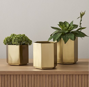 Macetas hexagonales doradas, diseño geométrico, macetas de escritorio, acabado metálico moderno, disponibles a precios al por mayor. - Product Image 1