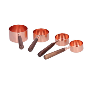 Vente en gros Ensemble de 4 pièces Cuillère à mesurer en cuivre faite à la main Scoop Manche en bois d'acacia poli miroir Produit métallique nouvellement sorti - Product Image 6