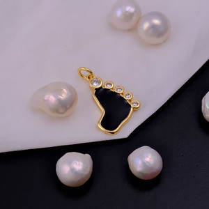 Colgante de huella de bebé chapado en oro con acentos de CZ de esmalte negro, abalorio delicado personalizado para collar, pulsera hecha de latón - Product Image 4