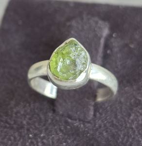 แหวนเงินแท้สไตล์โบฮีเมียนสำหรับทุกเพศแหวนหมั้นครบรอบแต่งงานทำด้วยมืออัญมณี prehnite แบบไม่สม่ำเสมอ - Product Image 1