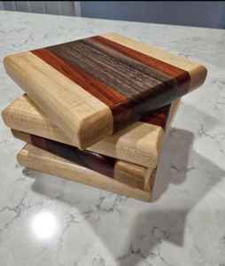 Sous-verres en noyer Les sous-verres en noyer élégants en bois de mangue naturel et d'acacia sont fabriqués et finis à la main - Product Image 1