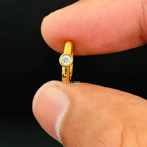 Conjunto de bisel de oro macizo de 14 quilates, pendiente de aro Huggie de diamante natural, joyería fina. - Product Image 1