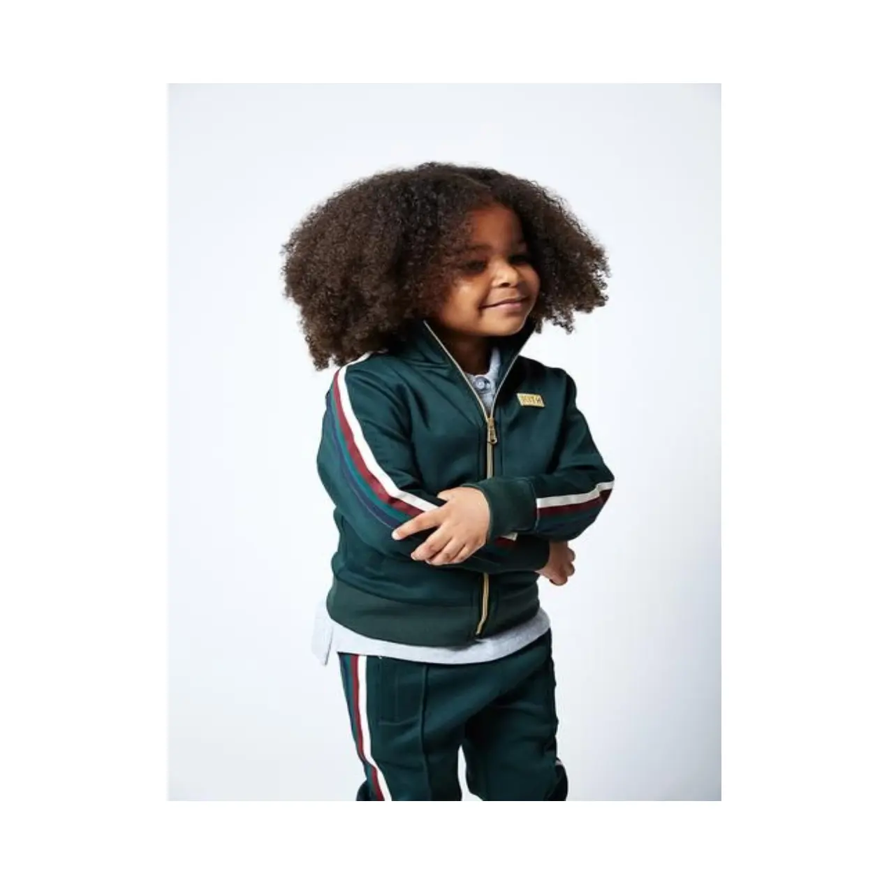 ジャケットとパンツのソリッドパターンとカスタマイズされたデザインの女の子と男の子のユニフォームを備えた高品質のスポーツユニフォームを見つける
