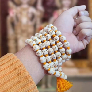 Tulsi (Tulasi) 108 cuentas de oración Mala Ram Nam Santa albahaca Mala meditación Hare Raam collar anudado madera Rosario cuentas Mala - Product Image 1
