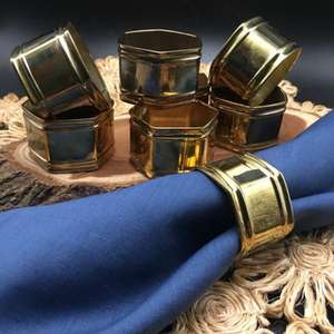 Ronds de serviette en laiton de style ferme rustique avec une finition mate antique pour des dîners décontractés et élégants et de style vintage - Product Image 1