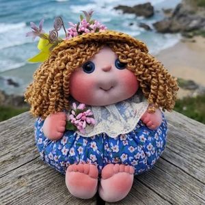 Muñeca Esculpida Suave Personalizable de 24 cm - Muñeca con Sombrero de Paja y Opciones de Cabello Rizado Personalizadas, Hecha a Mano - Product Image 3