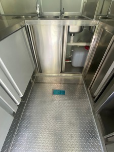 รถพ่วงขายอาหารอลูมิเนียมสีแดง ขนาด 7x11 ฟุต พร้อมอุปกรณ์เสริม สำหรับขายขนมขบเคี้ยว อาหารจานด่วน ไอศกรีม ใช้เป็นร้านค้าเคลื่อนที่หรือบาร์เคลื่อนที่ - Product Image 5