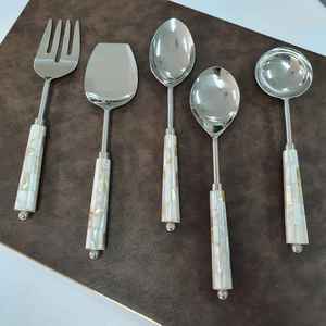 Juego de cubiertos de acero espejado con asas de nácar para una cena elegante y funcional - Product Image 2
