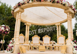 Ensemble de chaises de mandap blanches pour mariage indien, chaises de mandap en bois pour mariage gujarati, chaises de mandap traditionnelles pour mariage, ensemble de chaises de vidhi pour mariage en Australie - Product Image 3