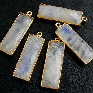 Vente en gros HARI OM CREATIONS Pendentif vintage pour enfants en argent 925, visage de lune, 22x5mm, serti de pierres, charme délicat, perle - Product Image 1