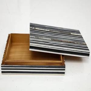 Boîte en résine de bijoux décoratifs en bois à rayures grises et blanches Design d'intérieur basé aux États-Unis en Inde par Lametierartz - Product Image 6