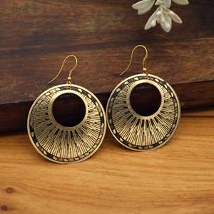 Boucles d'oreilles pendantes classiques en laiton noir et or, vente en gros |   Boucles d'oreilles en filigrane de laiton antique en gros |   Bijoux de fête bohèmes indiens unisexes - Product Image 3