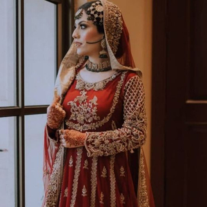 Robe de mariée indienne/portugaise avec robe dupata ornée de perles de verre cristal, pierre et DABKA pour mariage @ 2022 - Product Image 1