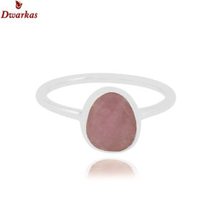 Anillo de plata de ley 925 con cuarzo rosa de diseño simple y elegante, con piedra de forma especial para damas y niñas, disponible en stock. - Product Image 2
